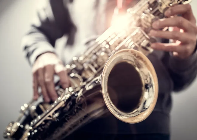 Ile waży saksofon altowy?